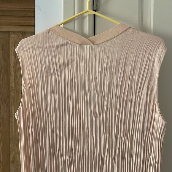 🎀 Vince. Crushed sleeveless double v neck blouse in French rose new - Picture 7 of 13